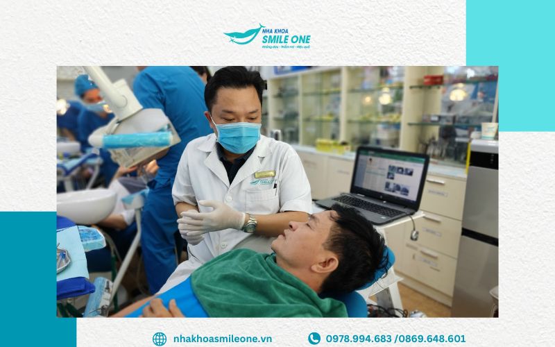 Ths Bs Nguyễn Tuấn Dương thăm khám sức khỏe răng miệng cho khách hàng tại nha khoa Smile One