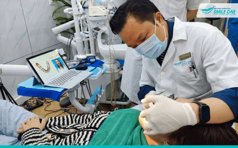 Khách hàng được Ths.Bs Nguyễn Tuấn Dương khám và trao đổi kế hoạch điều trị