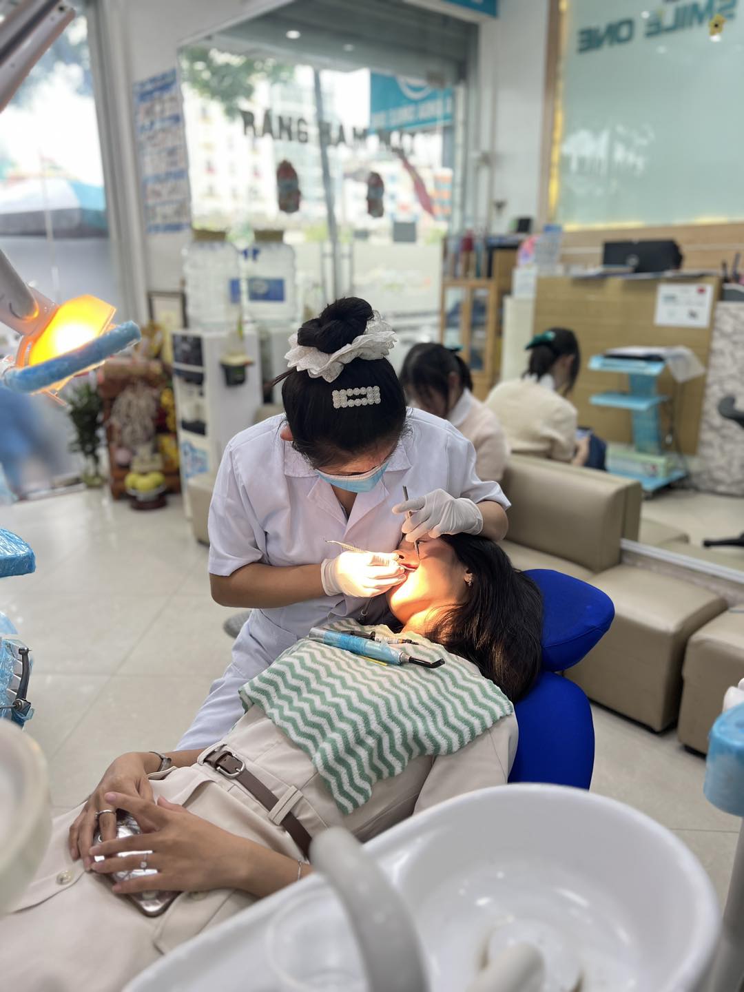 Bác sĩ điều trị cho khách hàng tại nha khoa, chi nhánh đi lại rất thuận tiện