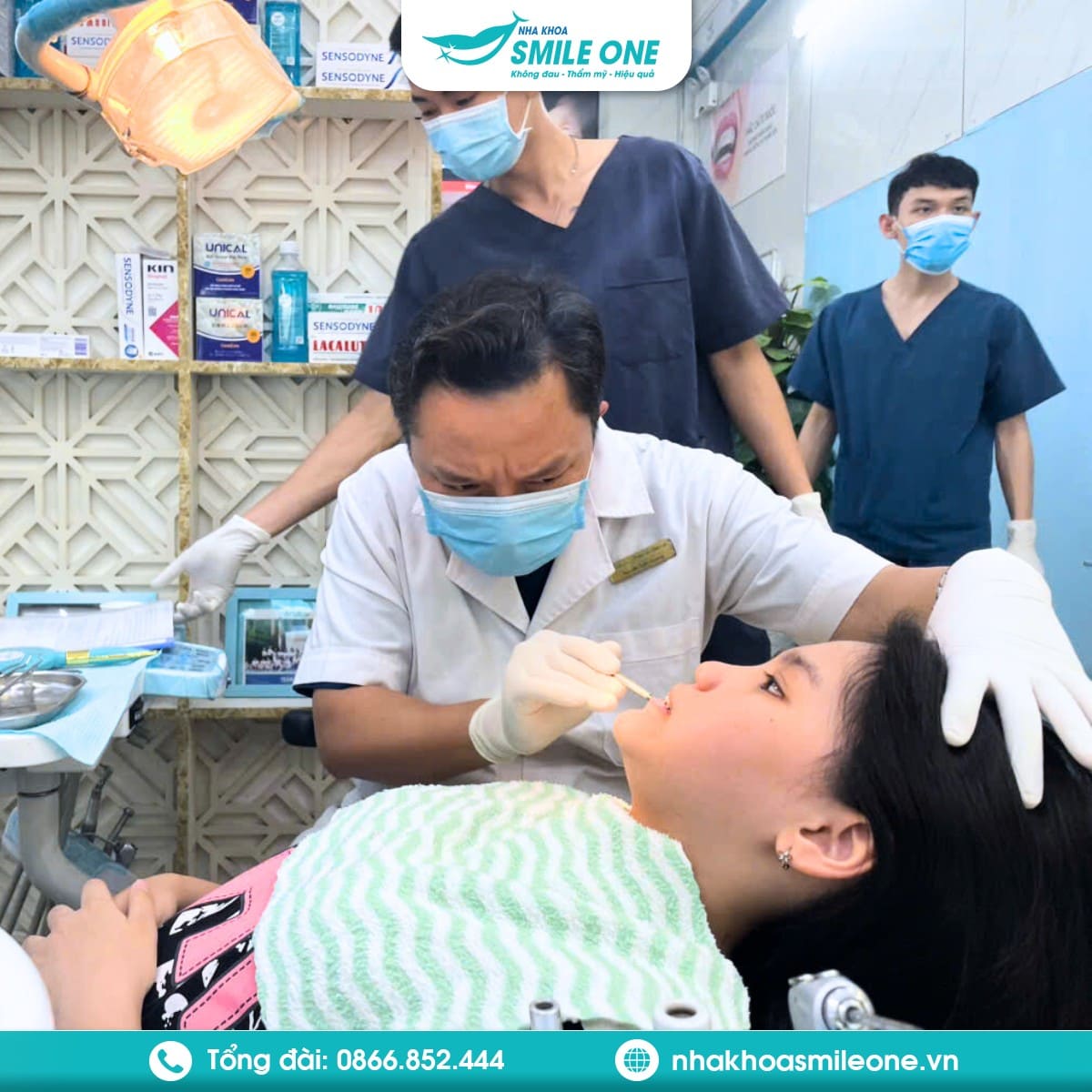 bác sĩ Dương đang nhổ răng khôn không đau cho khách hàng