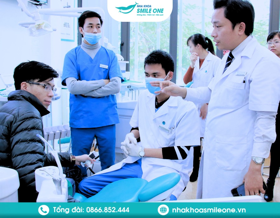 Bác sĩ Dương và các bác sĩ tại Nha khoa đang thăm khám cho khách hàng