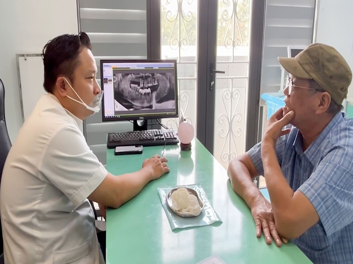 Chú Quốc Thanh (Biên Hòa, Đồng Nai) đang thăm khám với bác sĩ Dương tại nha khoa trước khi làm trụ Implant