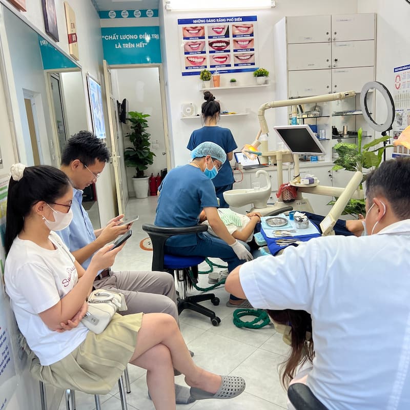 Chi nhánh Nha khoa Smile One Bình Thạnh, bác sĩ đang điều trị cho khách hàng