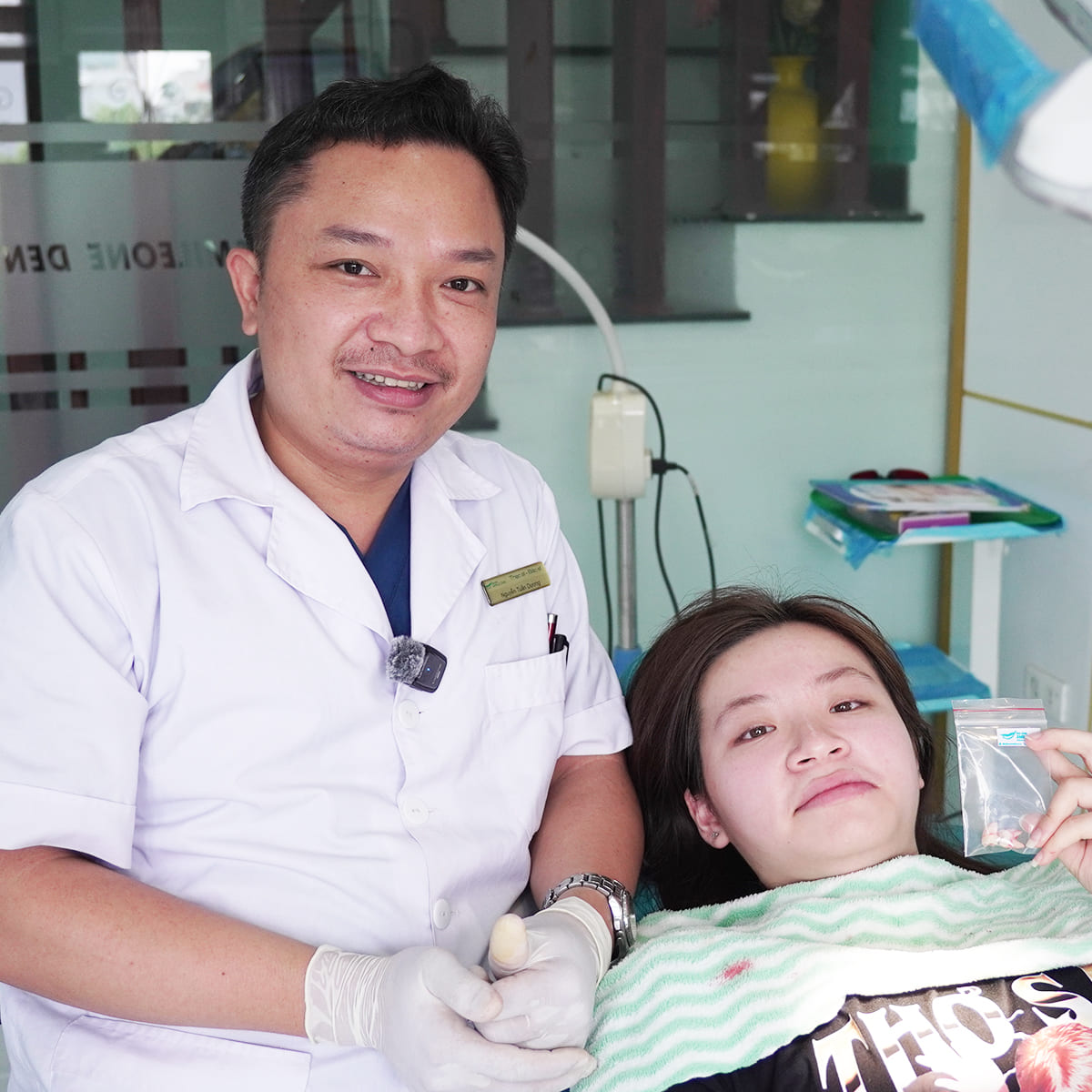 chị Minh Anh (29 tuổi) sau khi nhổ răng khôn không đau với bác sĩ Dương