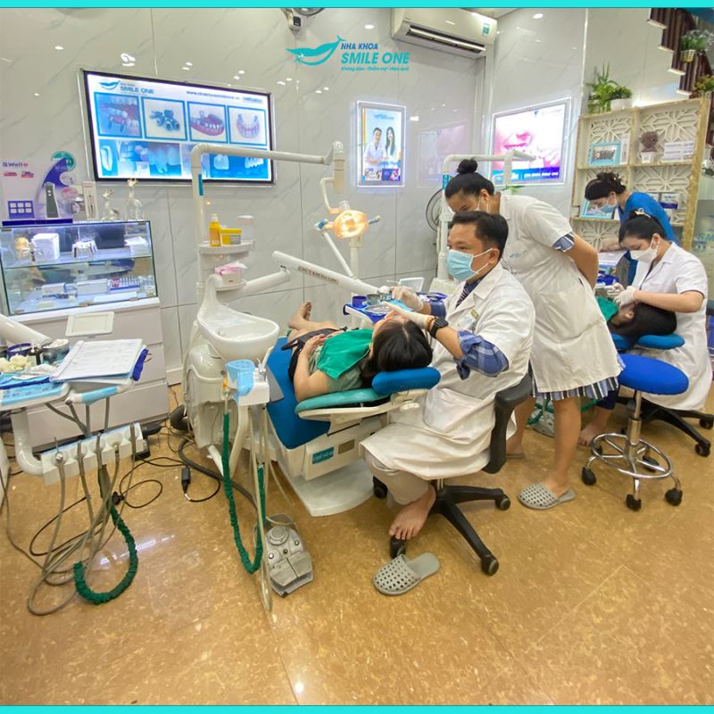 ThS.BS Nguyễn Tuấn Dương đang điều trị cho bệnh nhân ở sở nha khoa smile one ở Cầu Giấy - Quan Hoa
