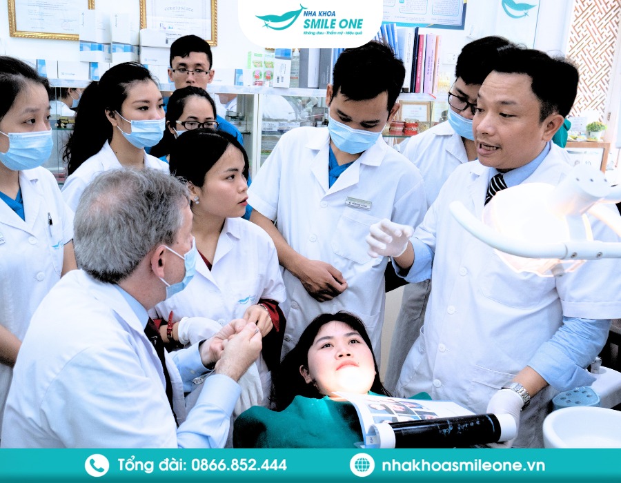 Đội ngũ các bác sĩ nha khoa hơn 15 năm kinh nghiệm tại Smile One Cầu Giấy đang thăm khám cho bệnh nhân