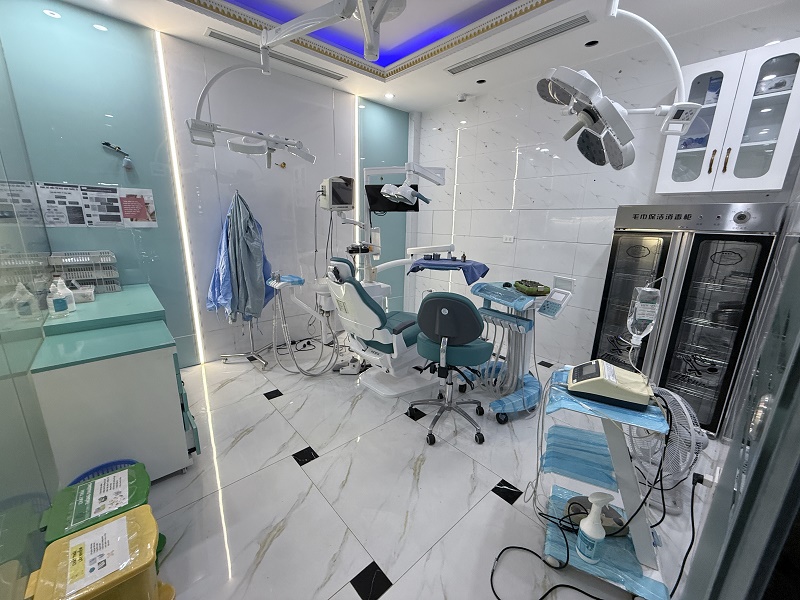 Bác sĩ phẫu thuật trong phòng vô trùng đạt chuẩn quốc tế