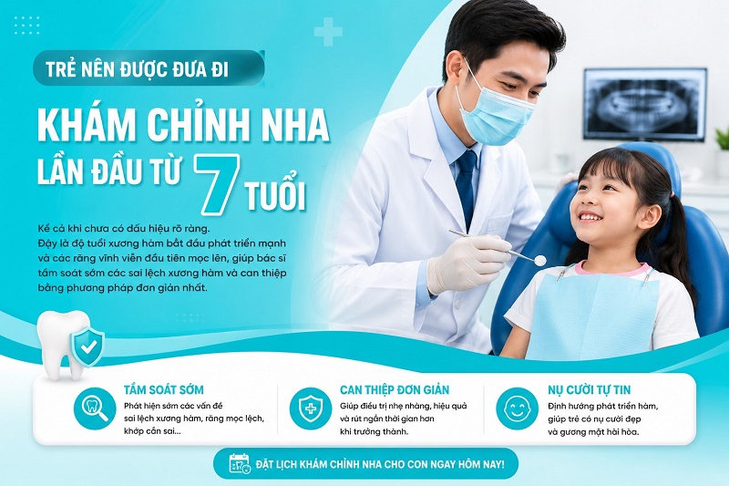 Trẻ nên được đưa đi khám chỉnh nha lần đầu từ 7 tuổi — kể cả khi chưa có dấu hiệu rõ ràng. Đây là độ tuổi xương hàm bắt đầu phát triển mạnh và các răng vĩnh viễn đầu tiên mọc lên, giúp bác sĩ tầm soát sớm các sai lệch xương hàm và can thiệp bằng phương pháp đơn giản nhất.