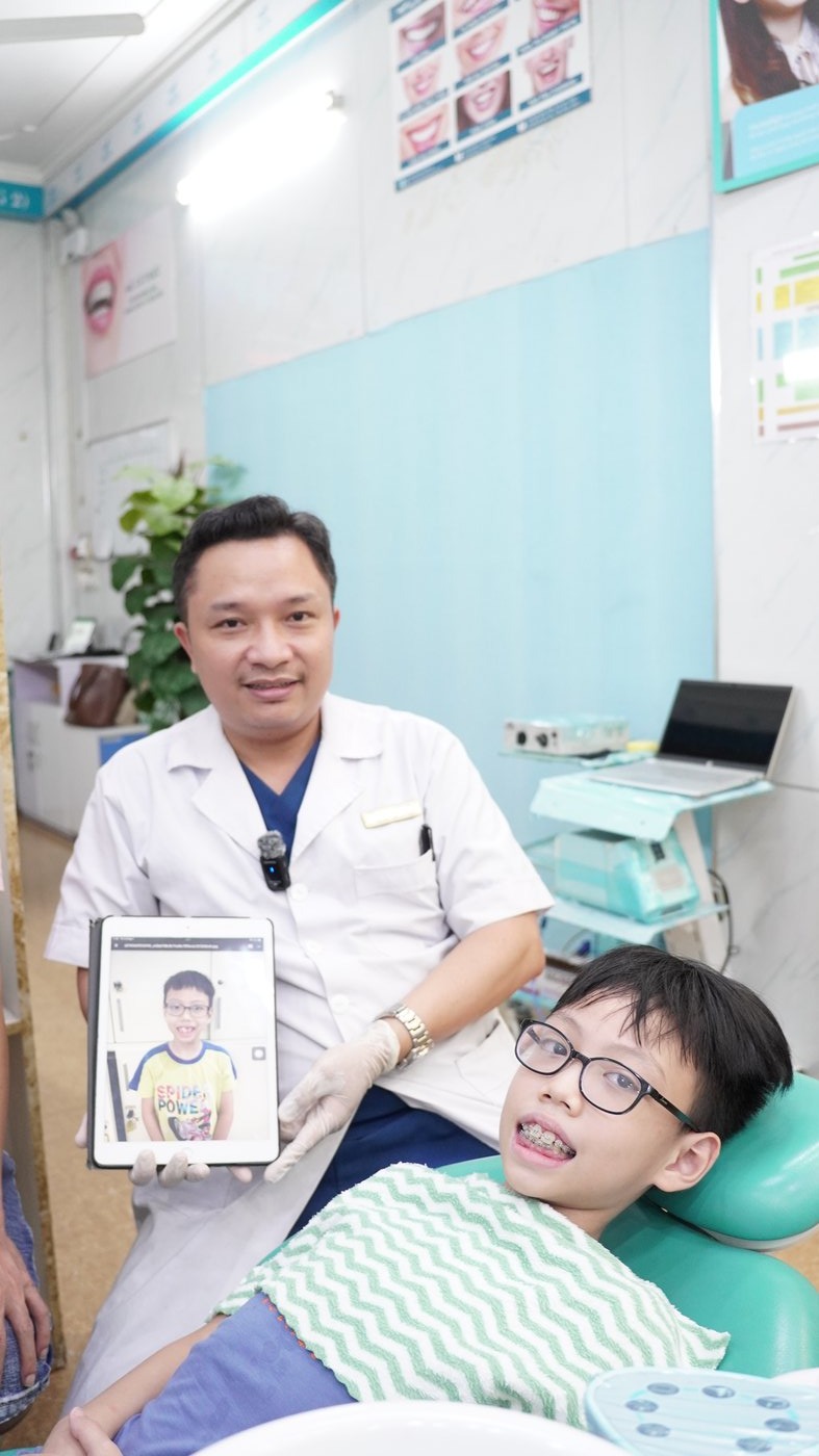 Thạc sĩ, Bác sĩ Nguyễn Tuấn Dương trực tiếp theo dõi ca niềng mắc cài của bé Thạch tại cơ sở Giáp Nhất Thanh Xuân