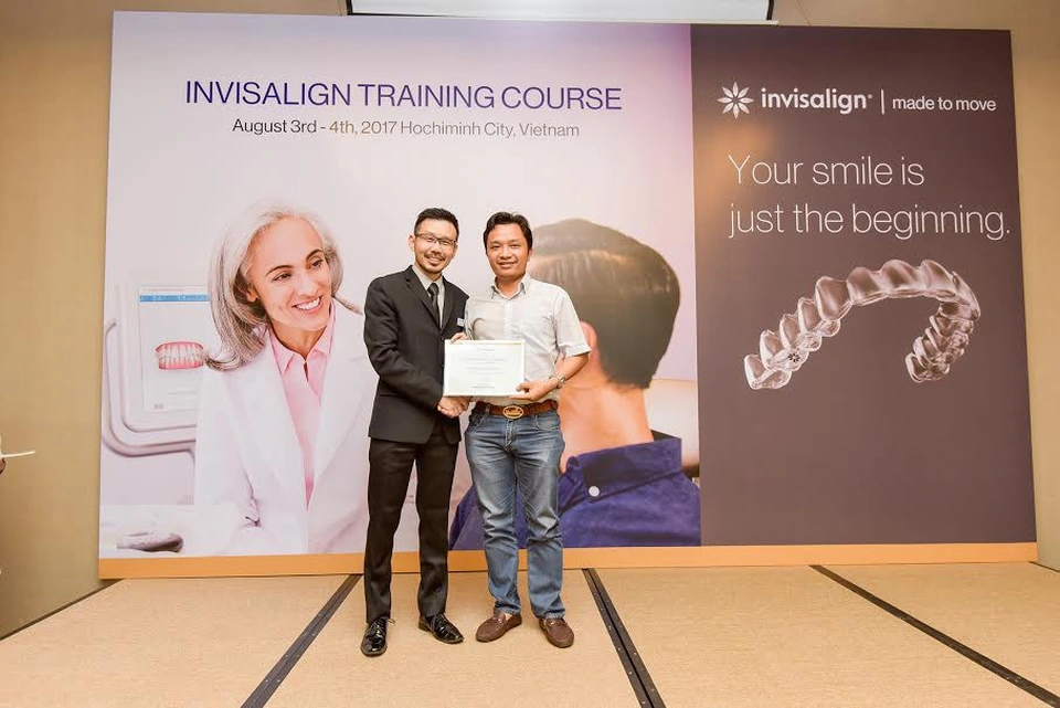 Bác sĩ Nguyễn Tuấn Dương nhận chứng nhận khóa đào tạo Invisalign 2017