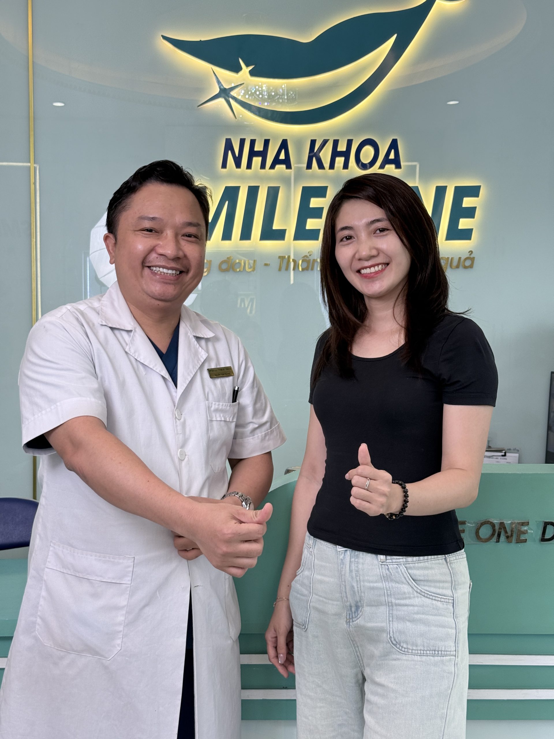 Chị Huyền Trang sau khi niềng răng chụp cùng Thạc sĩ Bác sĩ Nguyễn Tuấn Dương tại Smile One Hà Đông