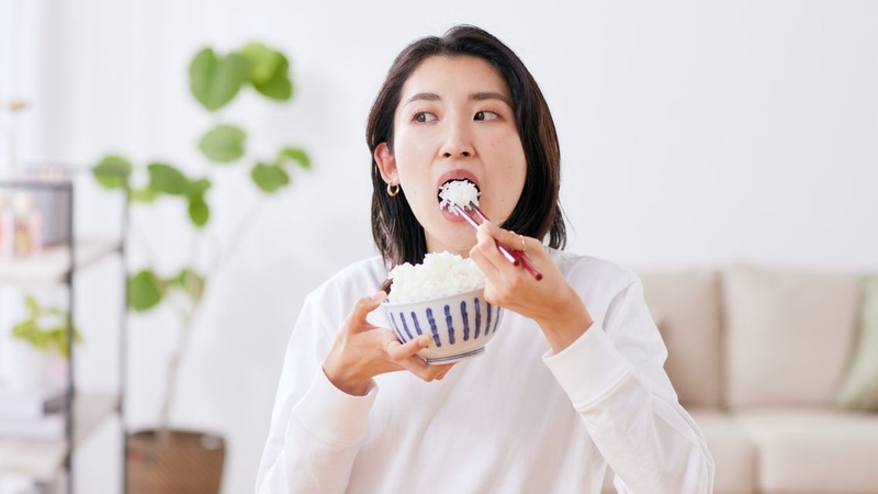 Bạn có thể ăn cơm sau nhổ răng từ 2-3 ngày