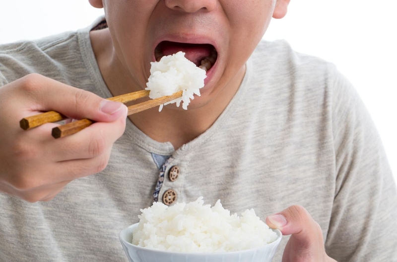 Bạn có thể ăn cơm mềm sau 24 - 48 giờ nhổ răng khôn