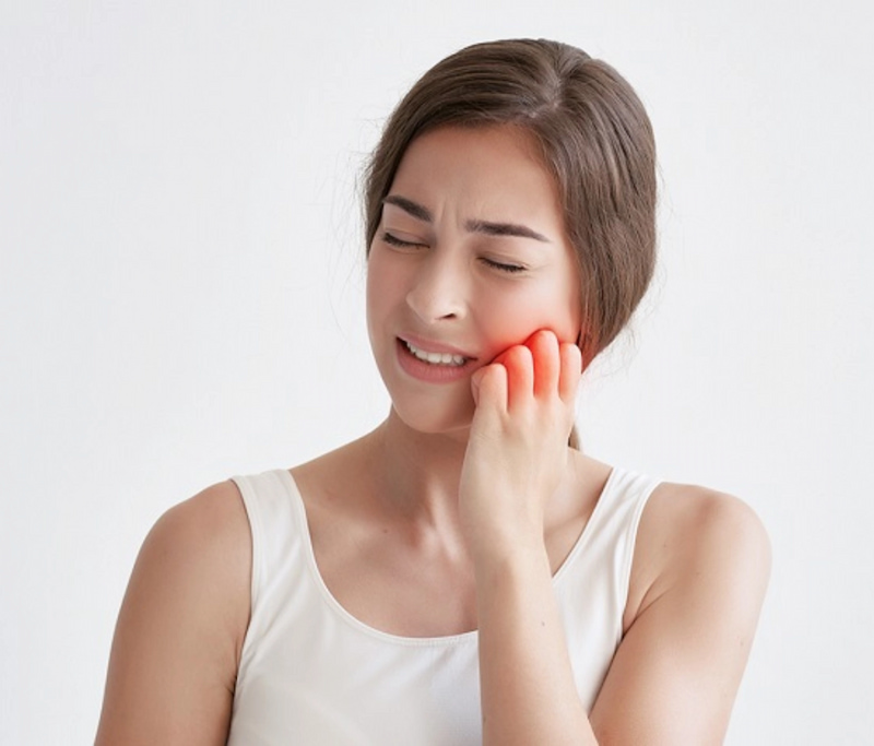 Bọc răng sứ kém chất lượng gây ê buốt kéo dài