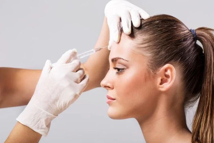 Trán lẹm khắc phục bằng tiêm filler