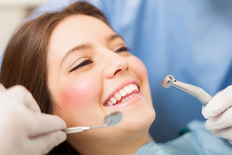 Nếu răng đã xỉn màu nội sinh, bạn nên chọn dán sứ Veneer