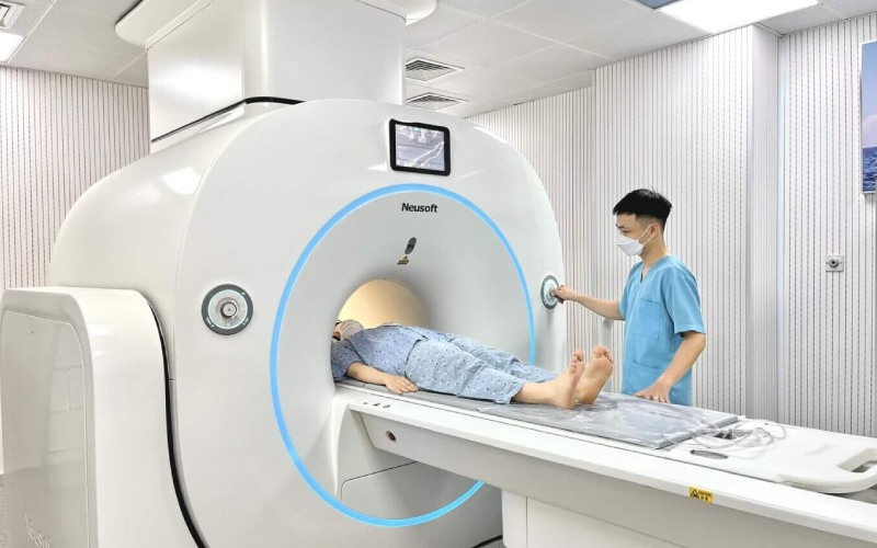 Người bọc răng sứ Titan vẫn có thể chụp MRI, nhưng thường phải tháo mão