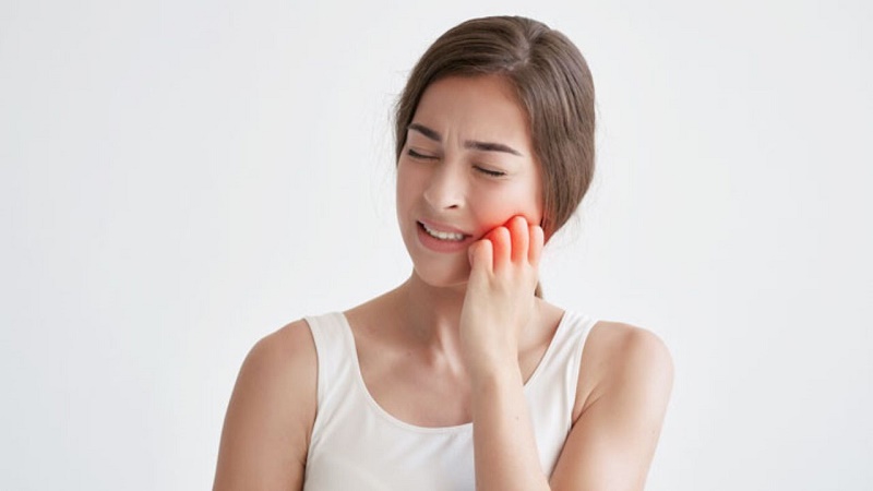 Trồng răng giả bị đau có thể do nướu chưa thích nghi,