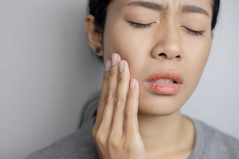 cải thiện được tại nhà bằng cách làm sạch kỹ vùng tiếp giáp giữa răng giả và nướu.